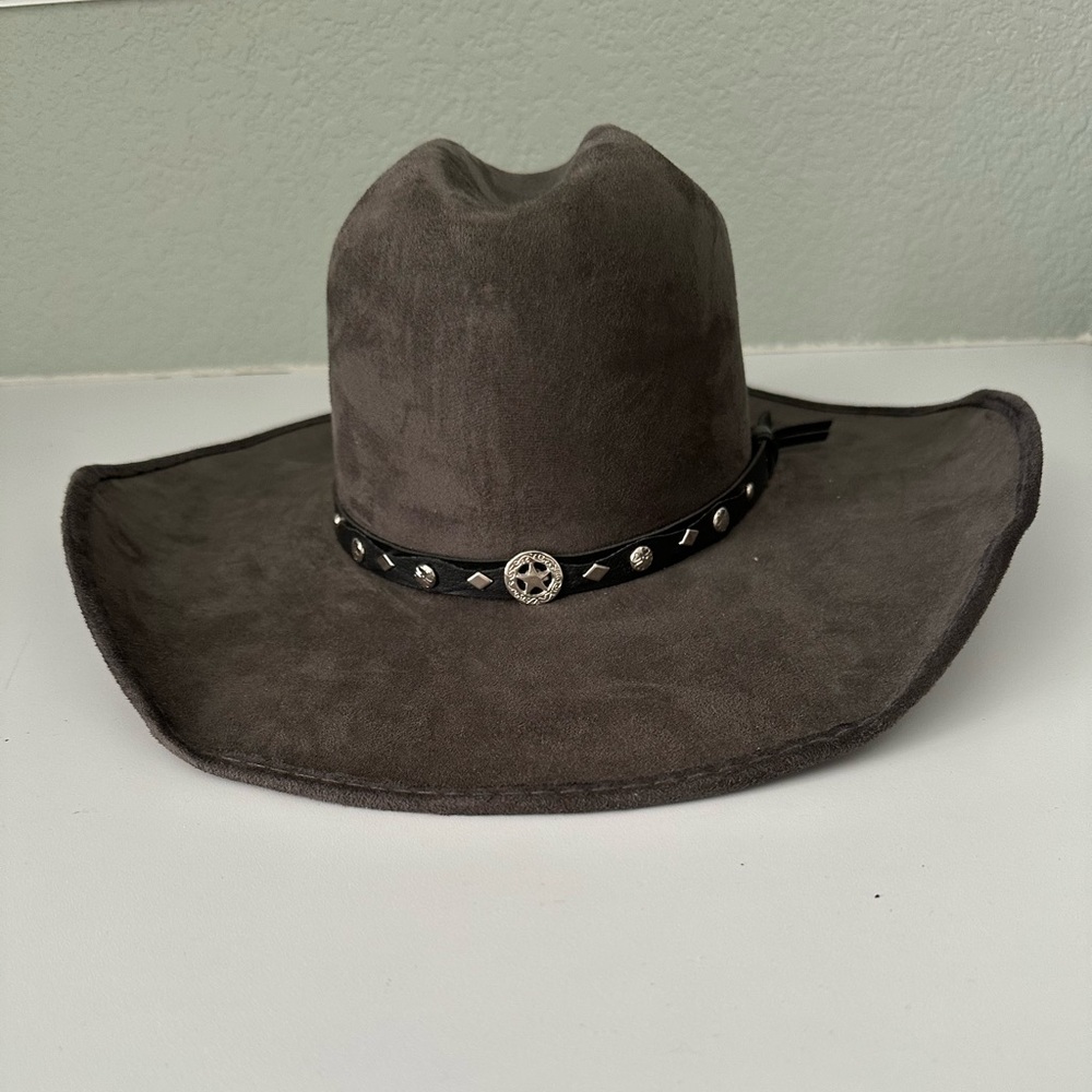 NWOT-Suede cowboy hat with silver detailing